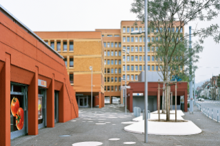 Platzsituation mit Verwaltungsgebäude (© Georg Aerni, Zürich)
